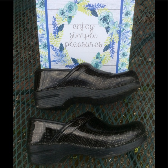 Dansko grid pattern clogs Size 11 - Picture 3 of 7